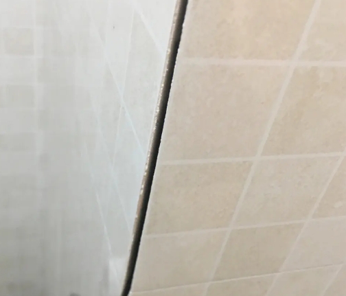 大石桥瓷砖空鼓维修公司分享阳台瓷砖脱落的修复过程可以分为以下几个步骤